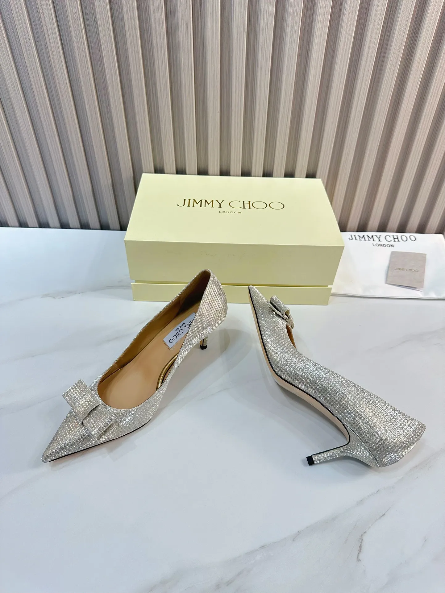 👟👟Ex-factory price 620👟👟 JIMMY CHOO (Jimmy CHOO) 💝💝💝 is a very comprehensive noble fashion lifestyle brand, with a series of women's high-heeled, medium-heeled, flat-heeled sandals with the same straps from major fashion bloggers and celebrities in Hong Kong and the United States.  The Australian pointed toe, round toe and square toe series are simply beautiful. Fall in love with elegance and playful sense of the future. Just by looking at them, you want to own them immediately, but you can really think about a pair of exquisite high heels~~~~~~~~~~~~~~~~~ 💝This series is specially designed for extraordinary and indifferent ladies, thus creating a unique overall effect, Jimmy Choo Design products that inspire women to move forward and show their charm💝💝💝 1⃣️Material: Imported cowhide 2⃣️Inner: Imported Italian lambskin, super soft and delicate 3⃣️Outsole: Imported Italian original original color genuine leather outsole Heel height 6.5 4⃣️Code number: 35 to 39 (34, 40, 41 customized)